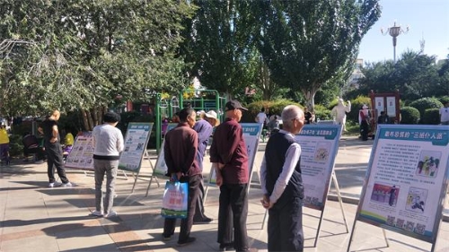 群众驻足阅读反邪教展板内容 群众驻足阅读反邪教展板内容