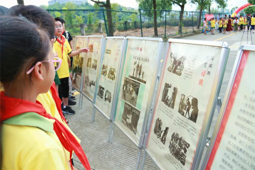 浙江省台州市黄岩区头陀镇把“禁毒、反邪教”宣传活动融入开学第一课