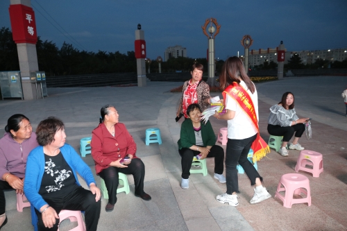 给认真听讲的市民送上宣传品 给认真听讲的市民送上宣传品