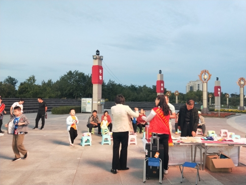 现场积极互动的市民 现场积极互动的市民