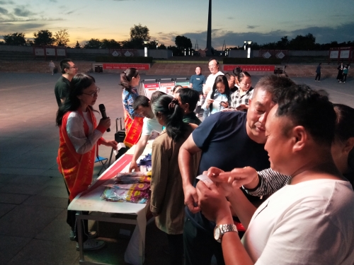 夜幕已降临,市民抽奖答题的热度依然 夜幕已降临,市民抽奖答题的热度依然
