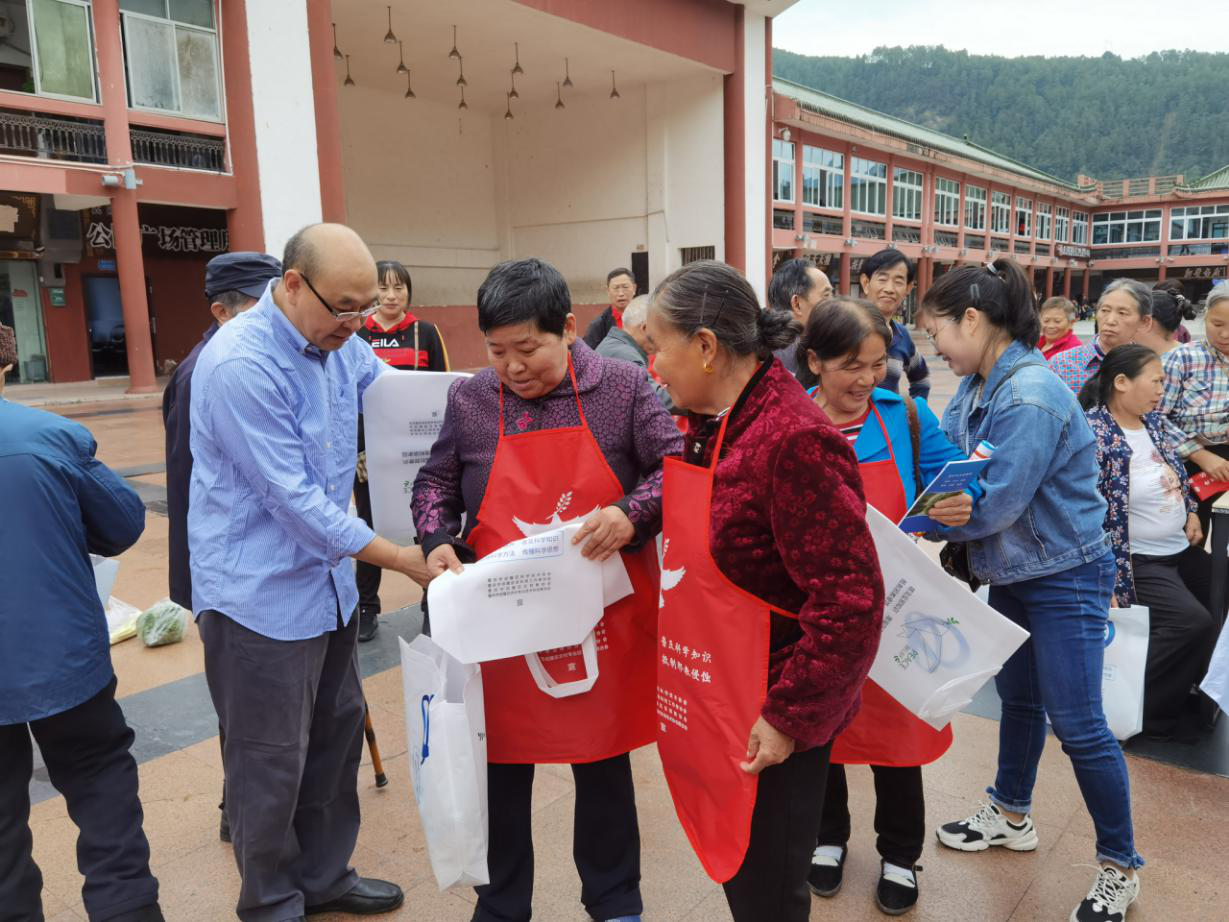 重庆市武隆区科协、区反邪教协会联合开展防范邪教宣传活动