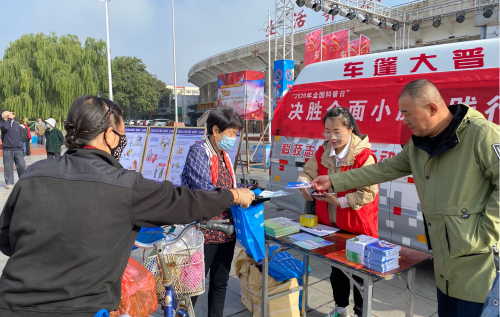 图片003: 科技志愿者向居民群众发放反邪教书籍 图片003: 科技志愿者向居民群众发放反邪教书籍