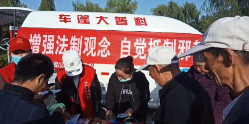图片005:居民群众纷纷前来领取反邪防邪科普书籍 图片005:居民群众纷纷前来领取反邪防邪科普书籍