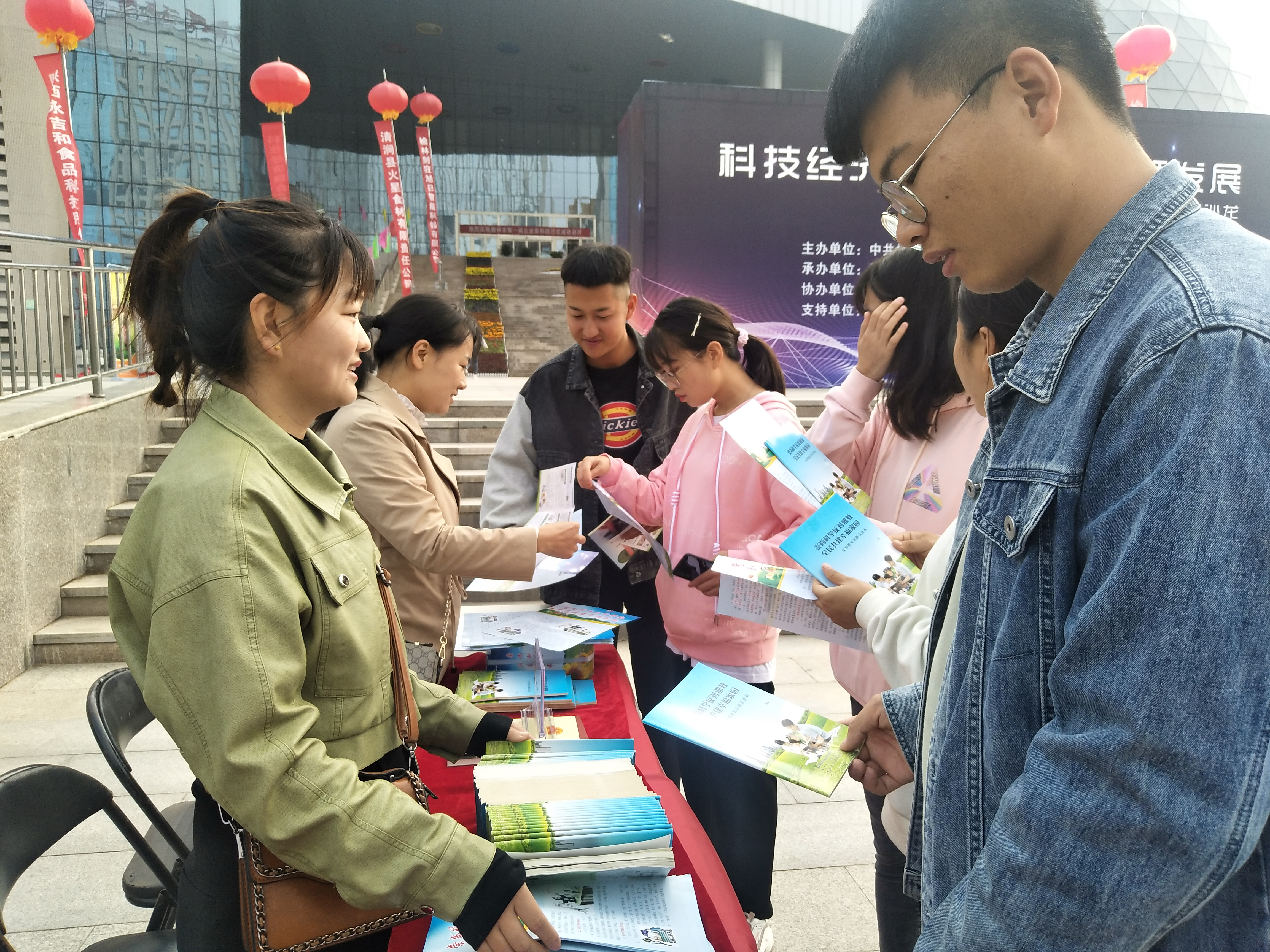 陕西省榆林市反邪教协会“科普日”开展反邪教宣传活动