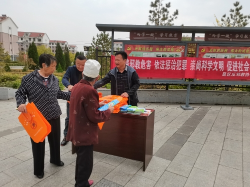 在涉农卜尔图镇开展宣传 (1) 在涉农卜尔图镇开展宣传 (1)