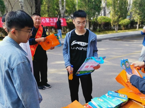 昆区反邪教协会在内蒙古科技大学开展反邪教宣传活动 (3) 昆区反邪教协会在内蒙古科技大学开展反邪教宣传活动 (3)