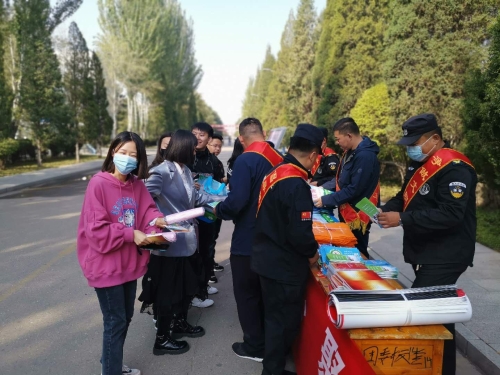 昆区反邪教协会在内蒙古科技大学开展反邪教宣传活动 (4) 昆区反邪教协会在内蒙古科技大学开展反邪教宣传活动 (4)