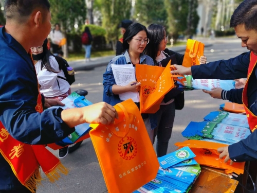 昆区反邪教协会在内蒙古科技大学开展反邪教宣传活动 (6) 昆区反邪教协会在内蒙古科技大学开展反邪教宣传活动 (6)