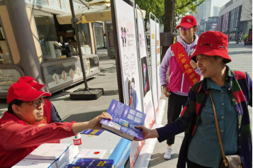 杭州市上城:湖滨步行街又出新招 反邪教宣传国际通力合作454 杭州市上城:湖滨步行街又出新招 反邪教宣传国际通力合作454