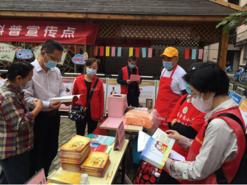 湖北省反邪教协会重进社区开展防范邪教宣传周活动324 湖北省反邪教协会重进社区开展防范邪教宣传周活动324