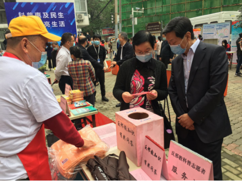 湖北省反邪教协会重进社区开展防范邪教宣传周活动856 湖北省反邪教协会重进社区开展防范邪教宣传周活动856