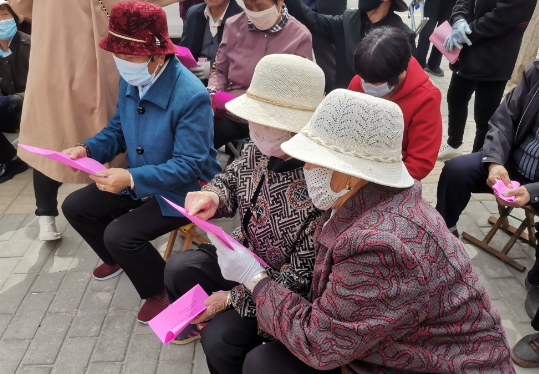 甘肃省金昌市永昌县城关镇永福苑社区开展“小板凳”反邪教宣讲活动