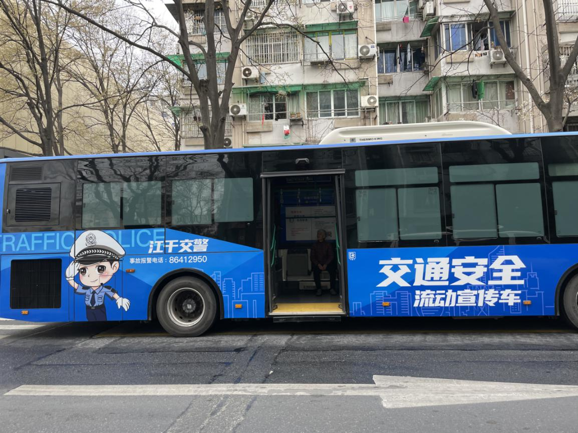 浙江杭州：反邪教育 交通安全 宣传知识大家谈