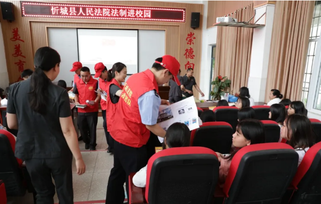 广西忻城县人民法院到县实验中学开展反邪教知识宣讲活动