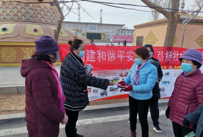 内蒙古额济纳旗结合“三八维权周”巾帼志愿服务活动开展反邪教宣传