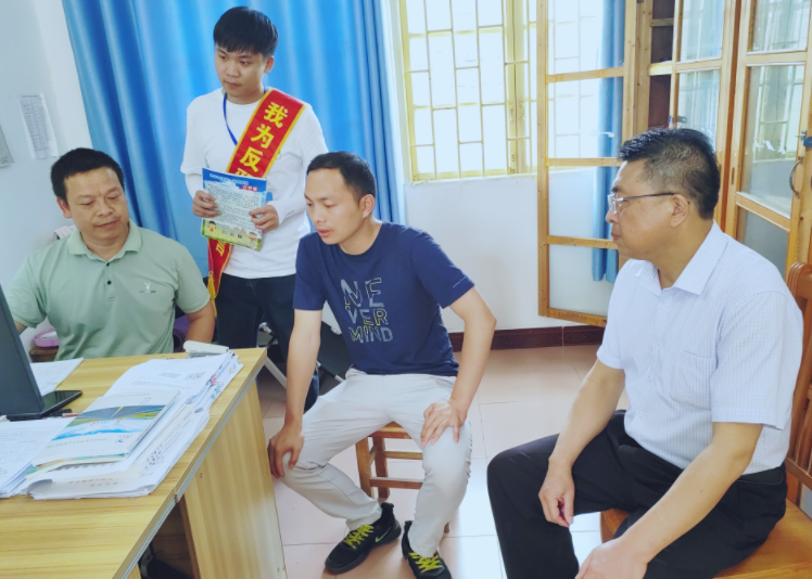 广西柳州市柳城县开展“拒绝邪教 从我做起”反邪教进校园签名活动