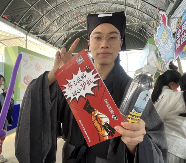 油菜花开 反邪同行--浙江省绍兴市越城区结合鉴湖湿地油菜花节开展反邪教宣传活动