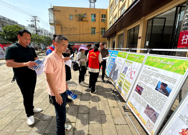 湖北省潜江市龙湾镇开展反邪教暨平安建设宣传活动