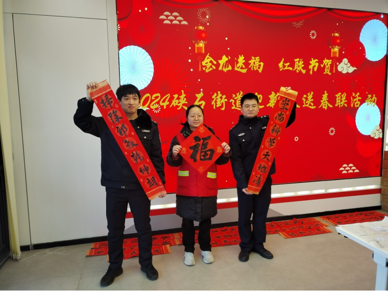 浙江省海宁市开展“时代风尚 墨韵清风”反邪教书法送春联活动