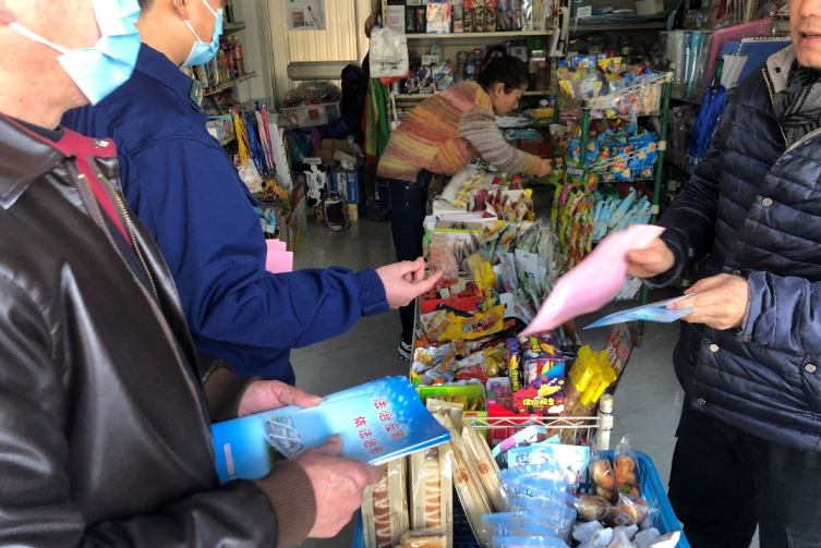 浙江省嵊州市黄泽镇结合沿街商铺消防安全排查 开展反邪教宣传教育工作