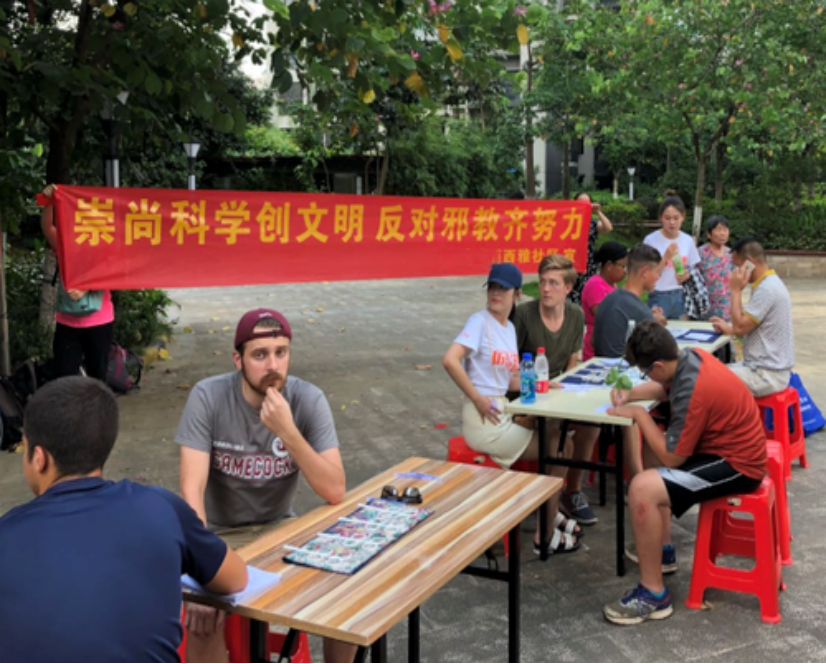 浙江省义乌市委政法委组织“老外”走进市场和社区宣传反邪教