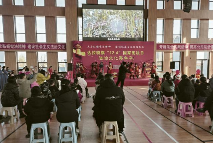 内蒙古达拉特旗：“宪”在行动   反邪同行