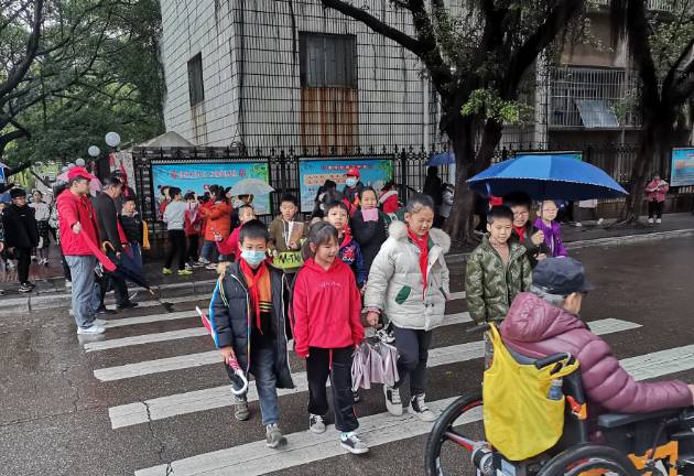 广西柳南区利民社区开展 “交通安全伴我行 反邪宣传在身旁”活动