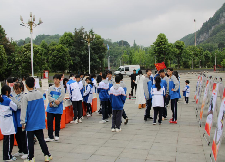 贵州省毕节市反邪教协会赴金沙县实验高级中学开展科普进校园活动