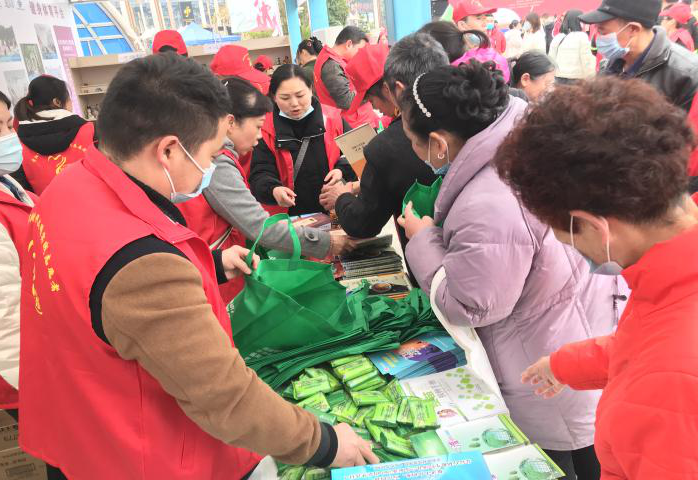反邪宣传进广场  科普知识入人心 --贵州省云岩区科协开展“崇尚科学 反对邪教”宣传教育活动