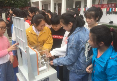 2021年“全国科技活动周”大篷车进校园暨反邪教宣传活动在湖北省襄阳市南漳县举办