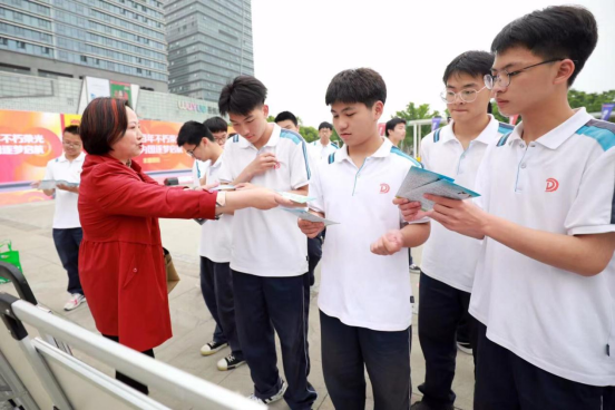 浙江台州市黄岩区在迎接建党100周年主题团日活动中开展反邪教宣传