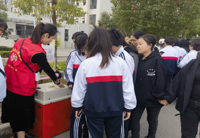 领略科技魅力  共建平安许昌 --河南省许昌市开展反邪教宣传教育进校园