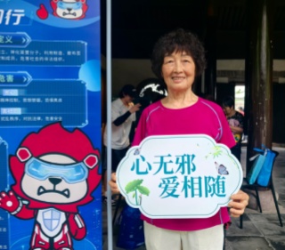 浙江杭州西湖多点开展端午主题反邪教宣传活动