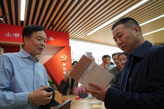重庆考察团参观嘉兴市烟雨社区红色反邪教警示教育基地