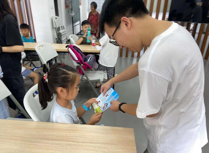 安全放暑假 反邪筑平安--浙江省台州市温岭市反邪教协会在月河社区开展反邪教宣传
