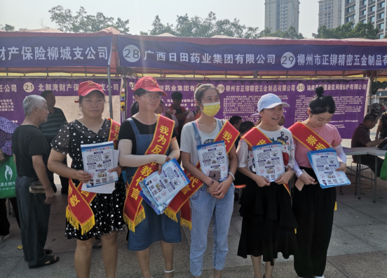 广西柳城县借高校毕业生专场招聘会和禁毒宣传月开展反邪教宣传