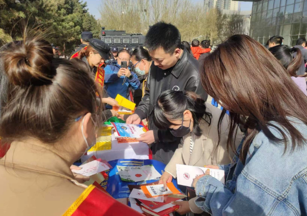 筑牢祖国北疆安全 加强反邪教意识--内蒙古包头市昆区反邪教协会组织开展全民国家安全教育日活动