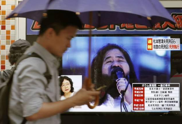 日本邪教头目麻原彰晃骨灰将由家人领走，日本警方：正密切关注