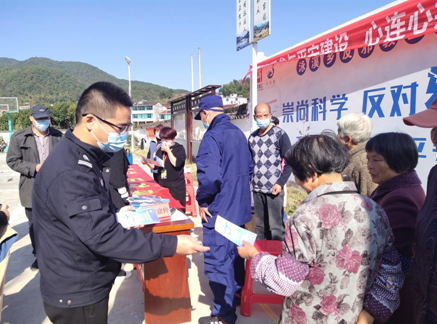 浙江省天台县泳溪乡在反邪教主题公园开展宣传活动