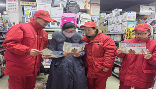 中原油田房地产管理中心网格员“敲门”送上防范邪教安全知识