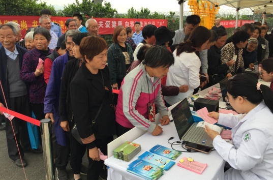 浙江黄岩借“橘花节健康回家”大型义诊公益活动开展反邪教宣传