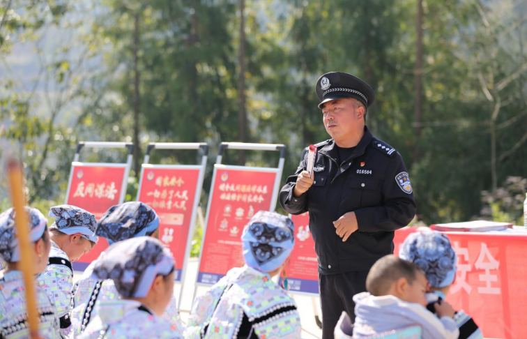 贵州省福泉市政法委走进苗族村寨开展反邪教警示教育进乡村活动