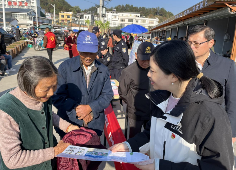“摆摊”话反邪--安徽省黄山市屯溪区组织开展反邪教进乡村警示教育宣传活动