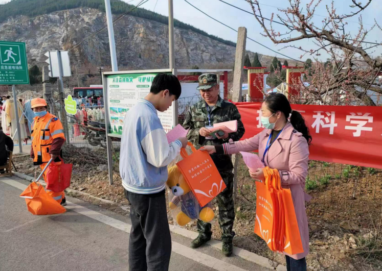 警示宣传以“花”为媒  拒绝邪教“杏”福有你--安徽省淮北市反邪教警示教育宣传走进黄里杏花文化旅游节