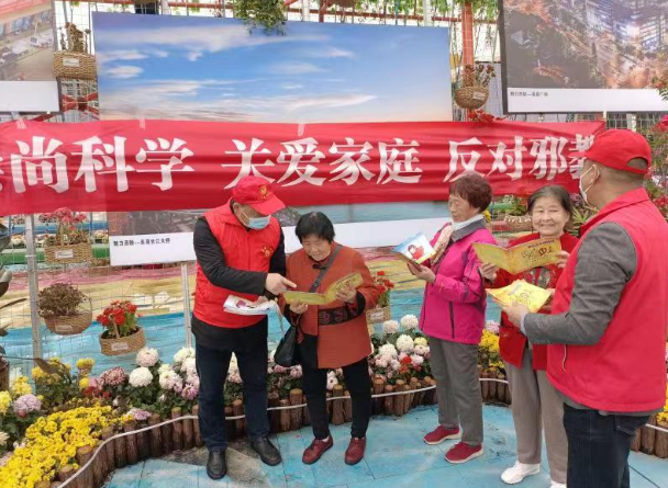 赏菊明心志  反邪伴我行--湖北省宜昌市西陵区在第37届菊展中开展反邪教宣传教育