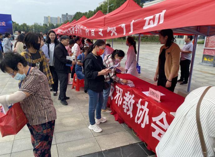 河南省南阳市反邪教协会借“全国科普日”积极开展反邪教宣传活动