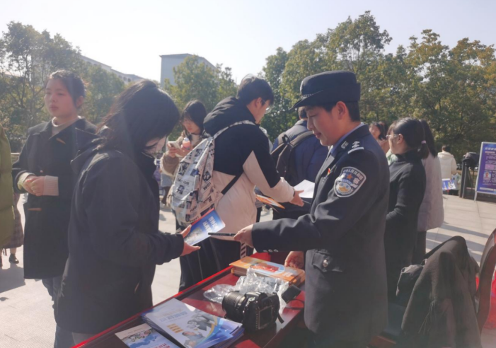 反邪宣传进高校  齐心共筑防护墙--安徽省黄山市屯溪区在黄山学院开展反邪教警示教育宣传活动