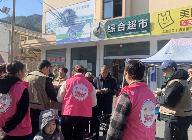 巾帼网格共携手 反邪宣传入人心--浙江省天台县龙溪乡在闹市区域举行反邪教集中宣传活动