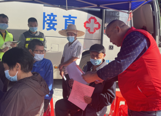 广西忻城县：暖心诊疗护健康 科学观念驱邪教